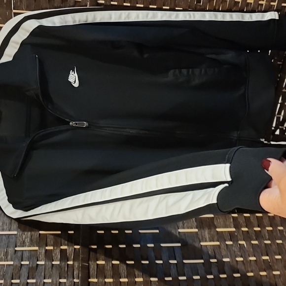 Nike active jacket. - Picture 8 of 10